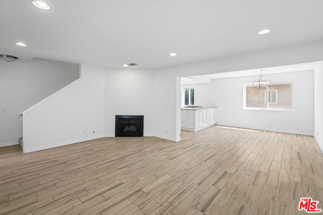 18333 Hatteras St Unit: 77