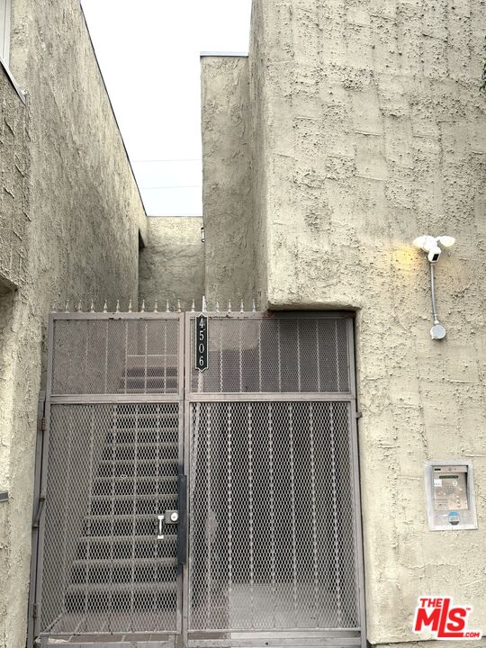 4506 Saugus Ave Unit: 10