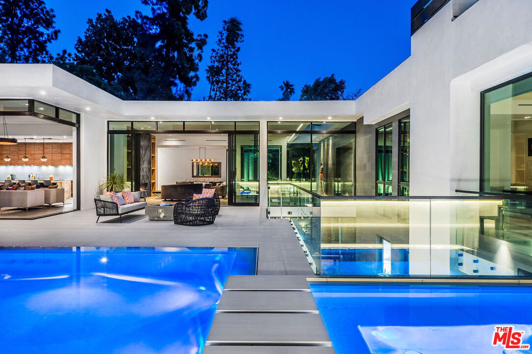 1049 Loma Vista Dr
