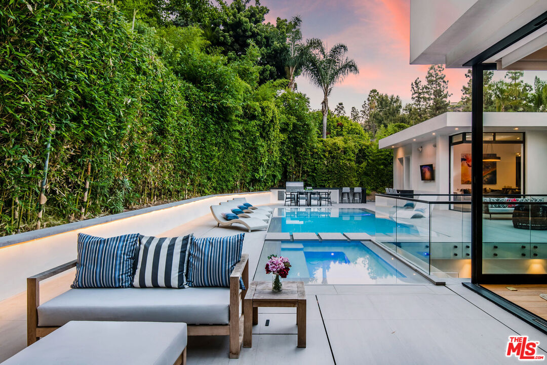 1049 Loma Vista Dr