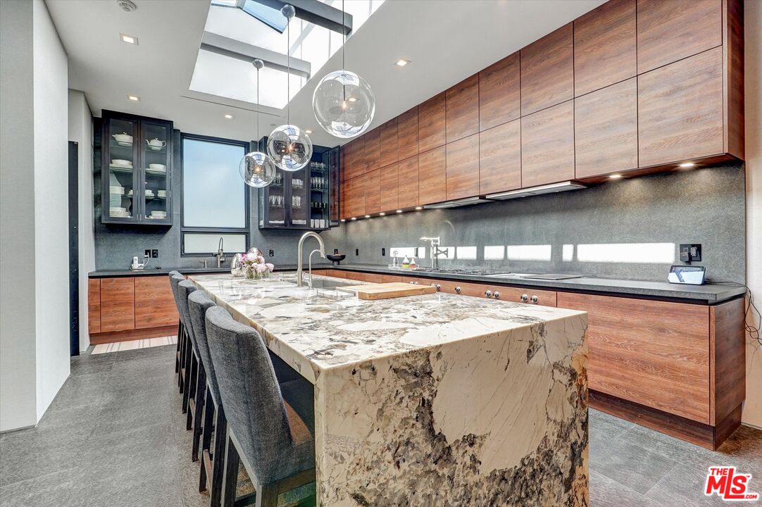 1049 Loma Vista Dr