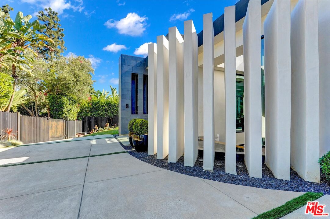 1049 Loma Vista Dr