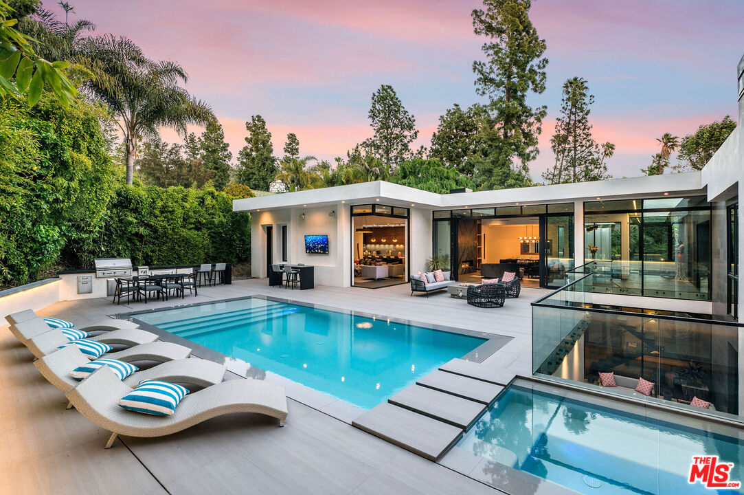 1049 Loma Vista Dr