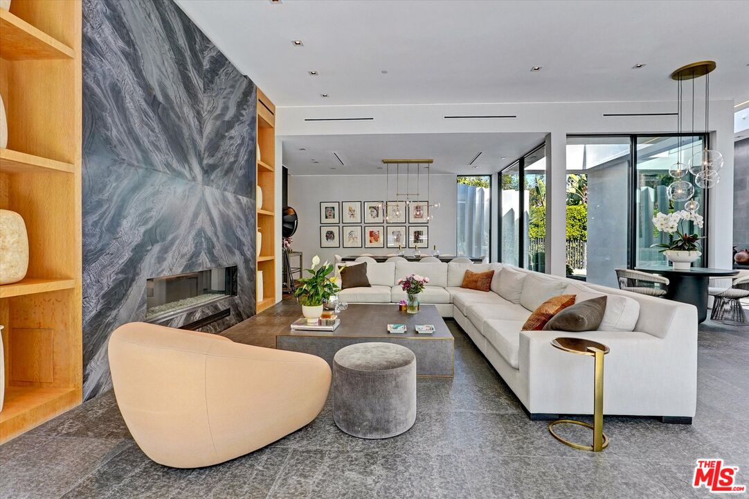 1049 Loma Vista Dr
