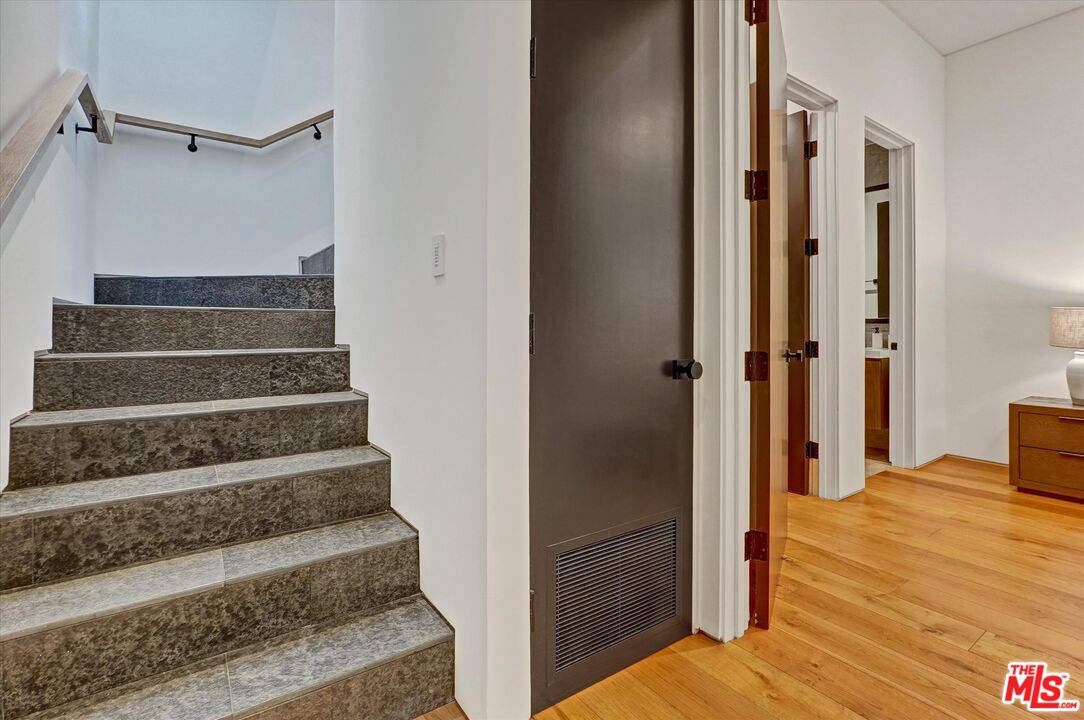 1049 Loma Vista Dr