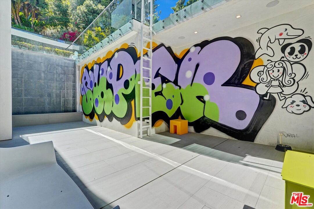 1049 Loma Vista Dr