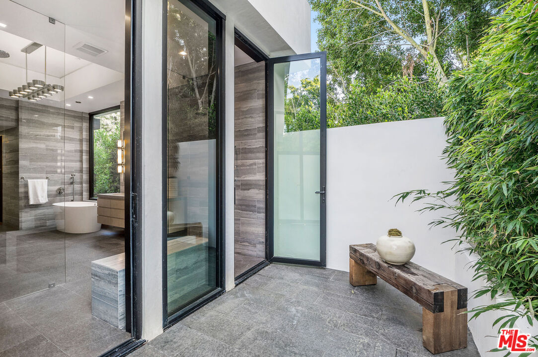 1049 Loma Vista Dr