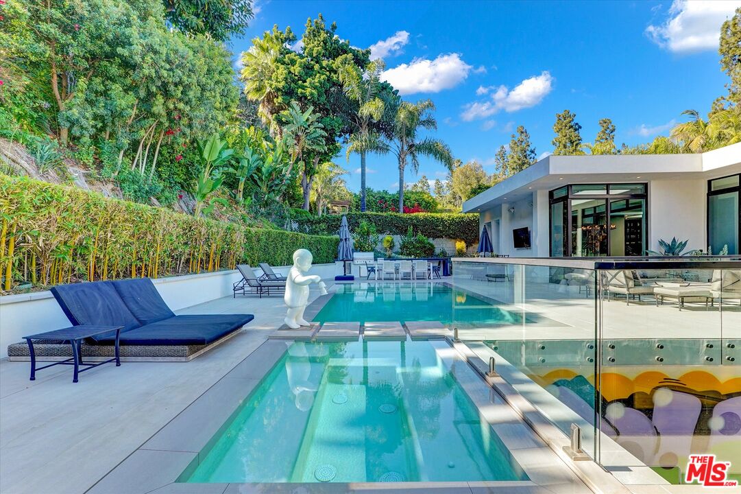 1049 Loma Vista Dr