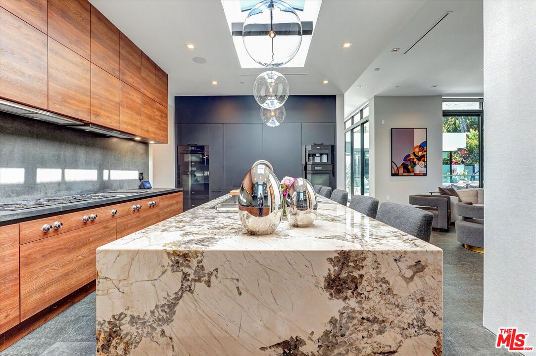 1049 Loma Vista Dr