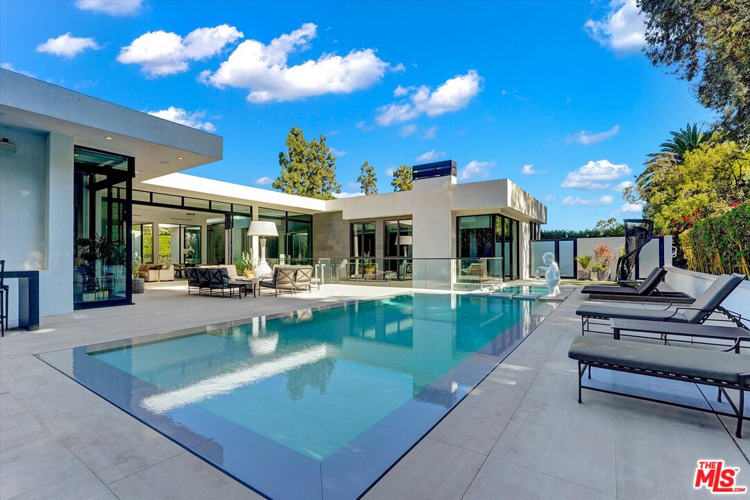 1049 Loma Vista Dr