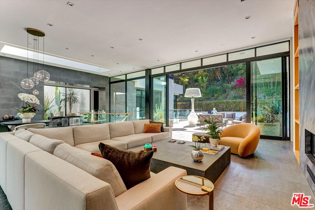 1049 Loma Vista Dr