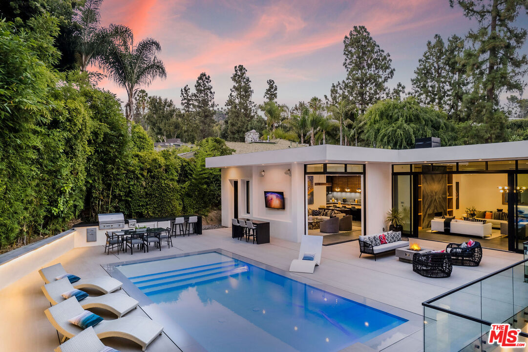 1049 Loma Vista Dr