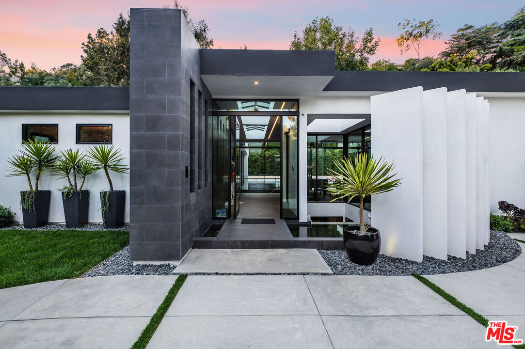 1049 Loma Vista Dr