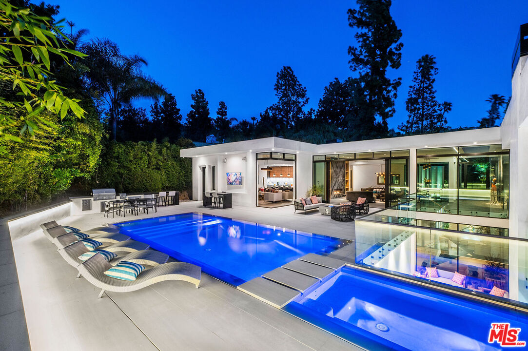 1049 Loma Vista Dr