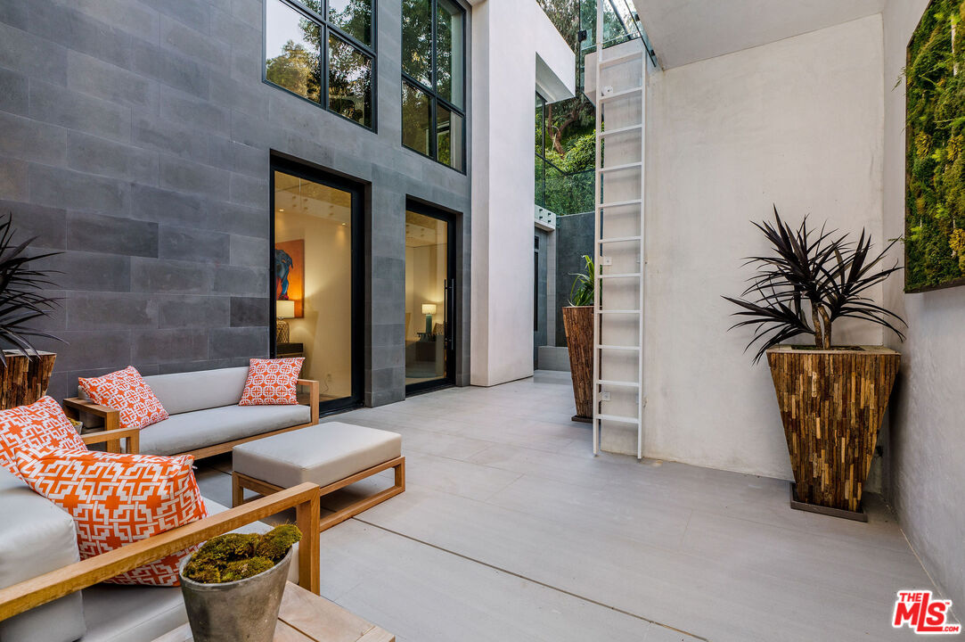 1049 Loma Vista Dr
