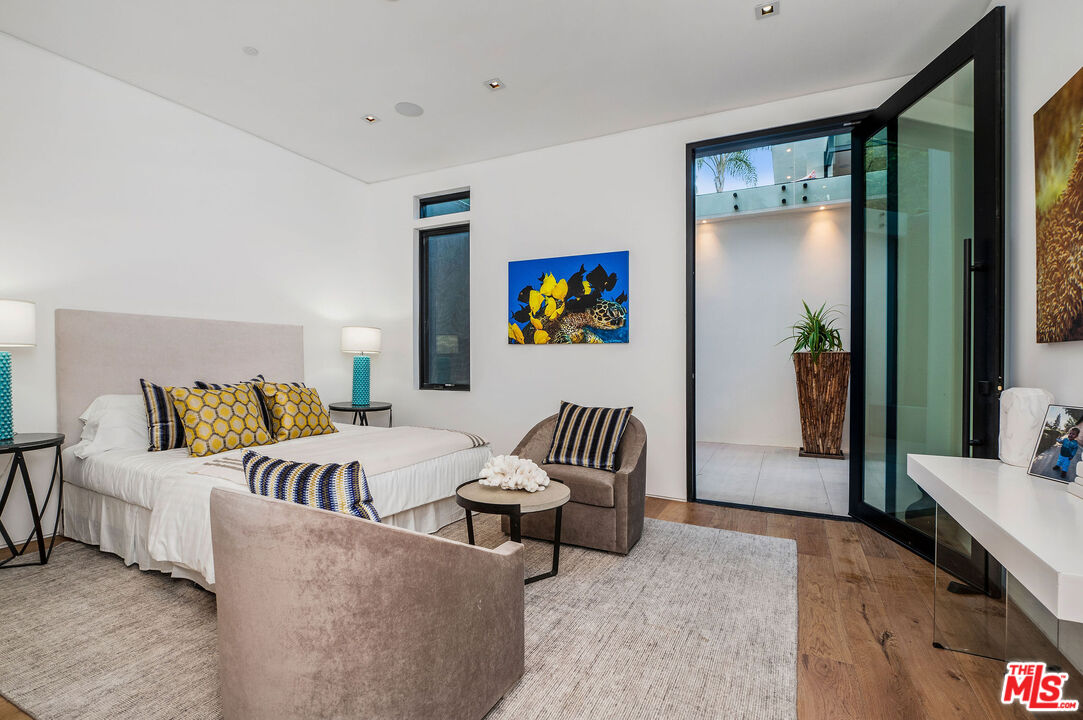1049 Loma Vista Dr