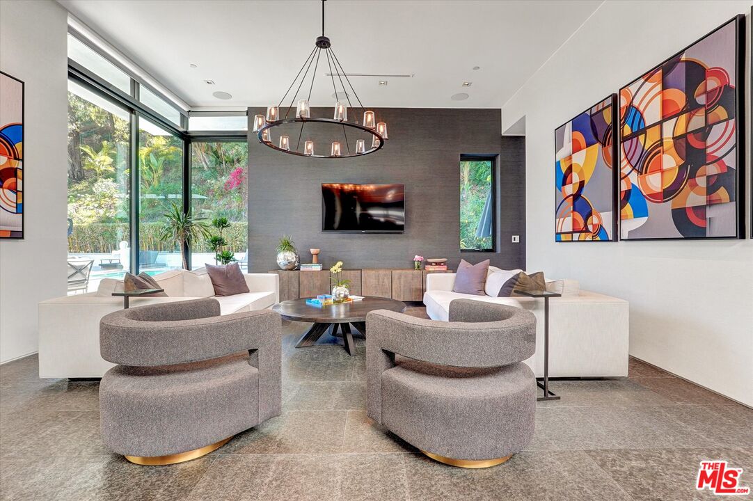 1049 Loma Vista Dr