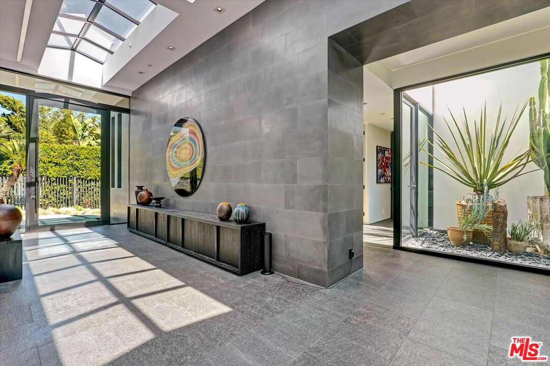 1049 Loma Vista Dr