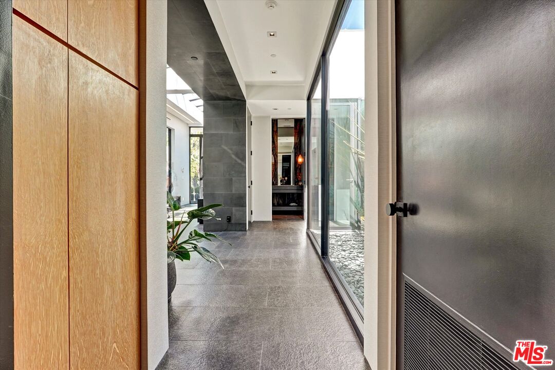 1049 Loma Vista Dr