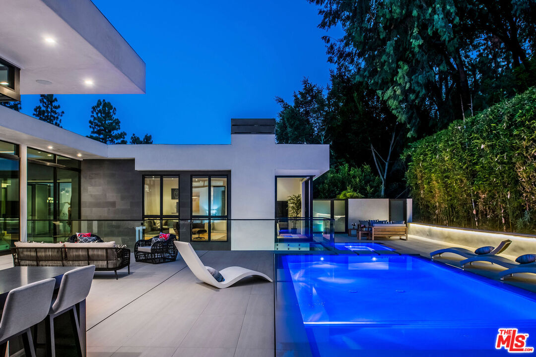 1049 Loma Vista Dr