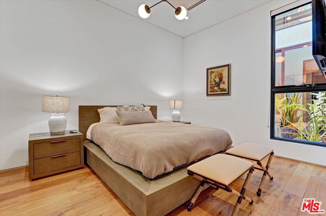 1049 Loma Vista Dr