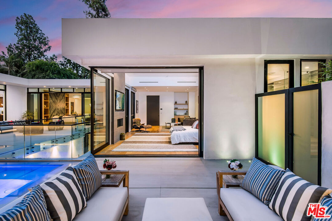 1049 Loma Vista Dr