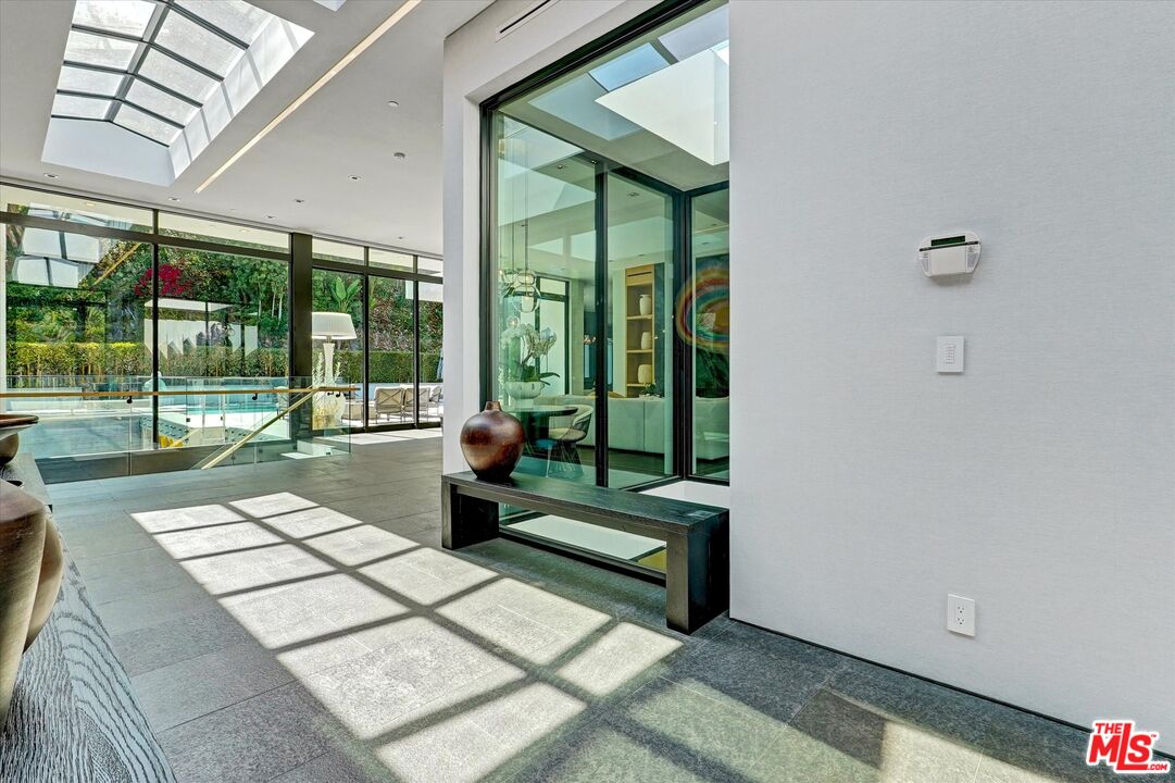 1049 Loma Vista Dr