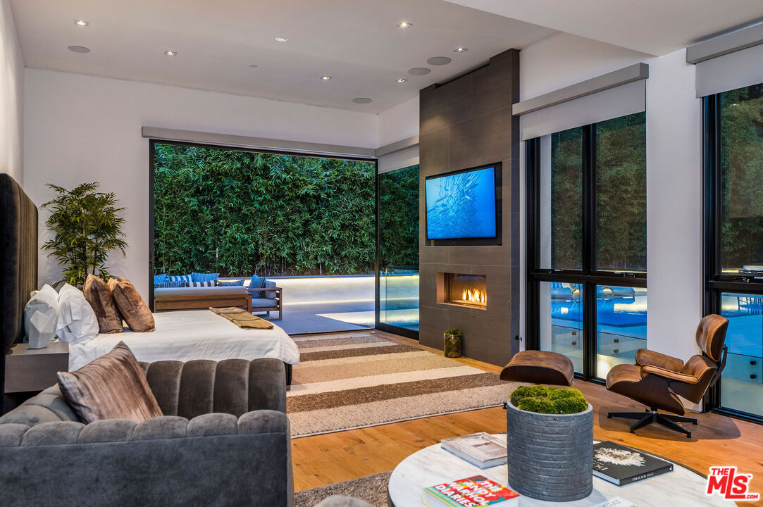 1049 Loma Vista Dr
