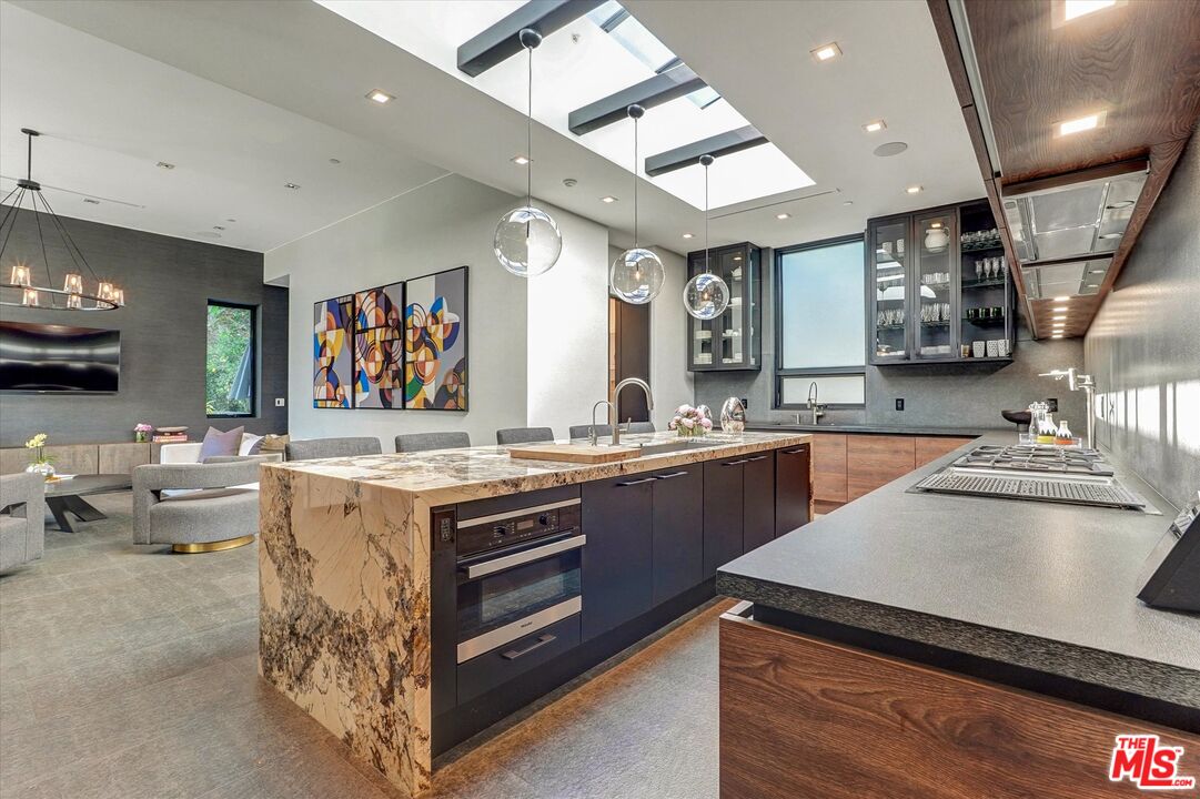 1049 Loma Vista Dr