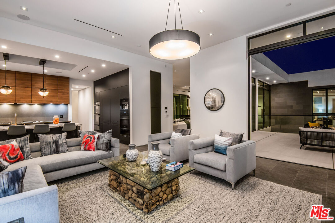 1049 Loma Vista Dr
