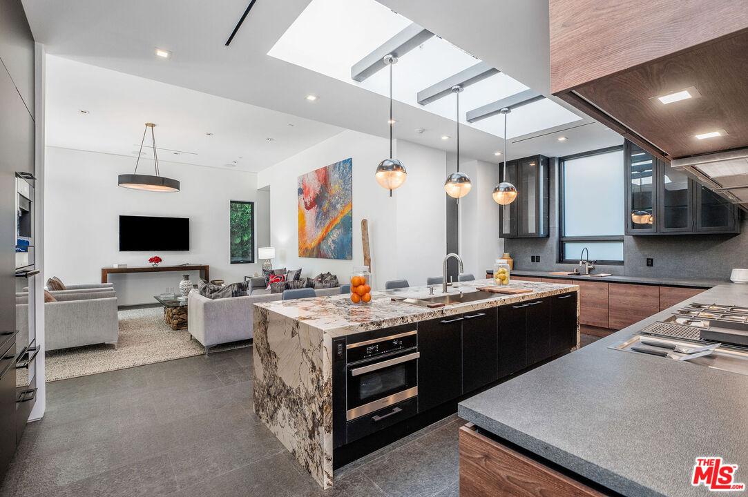 1049 Loma Vista Dr