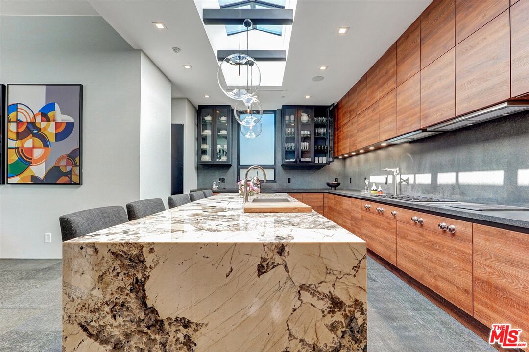 1049 Loma Vista Dr