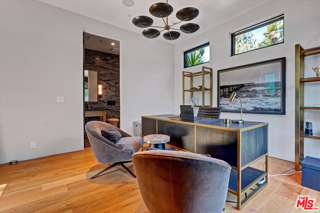 1049 Loma Vista Dr