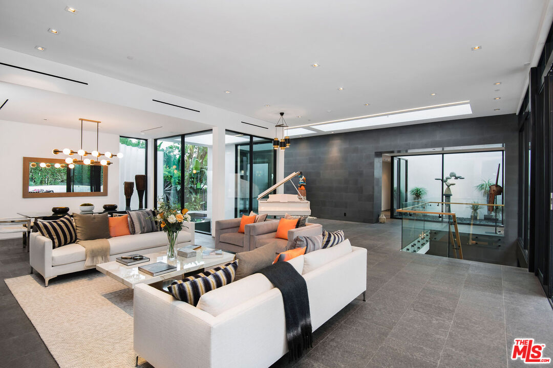 1049 Loma Vista Dr