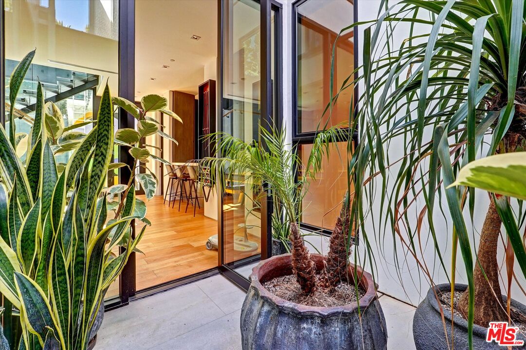 1049 Loma Vista Dr