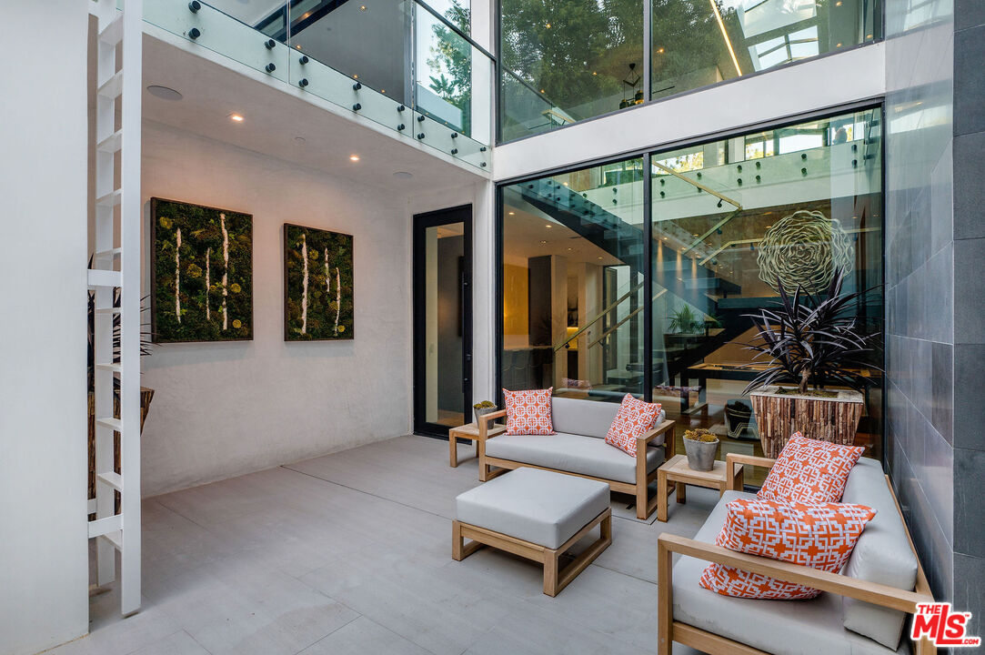 1049 Loma Vista Dr