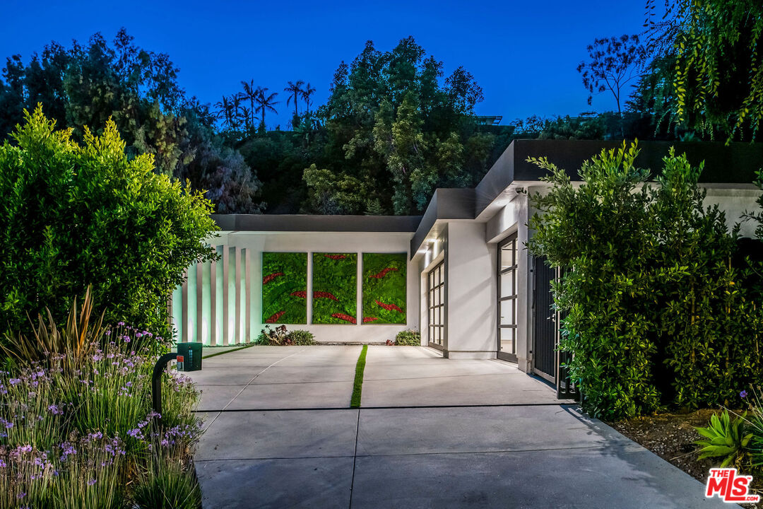 1049 Loma Vista Dr