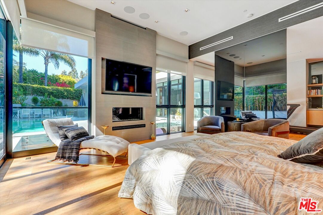 1049 Loma Vista Dr