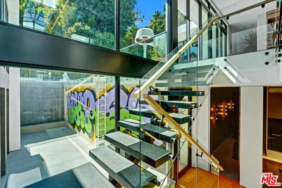 1049 Loma Vista Dr