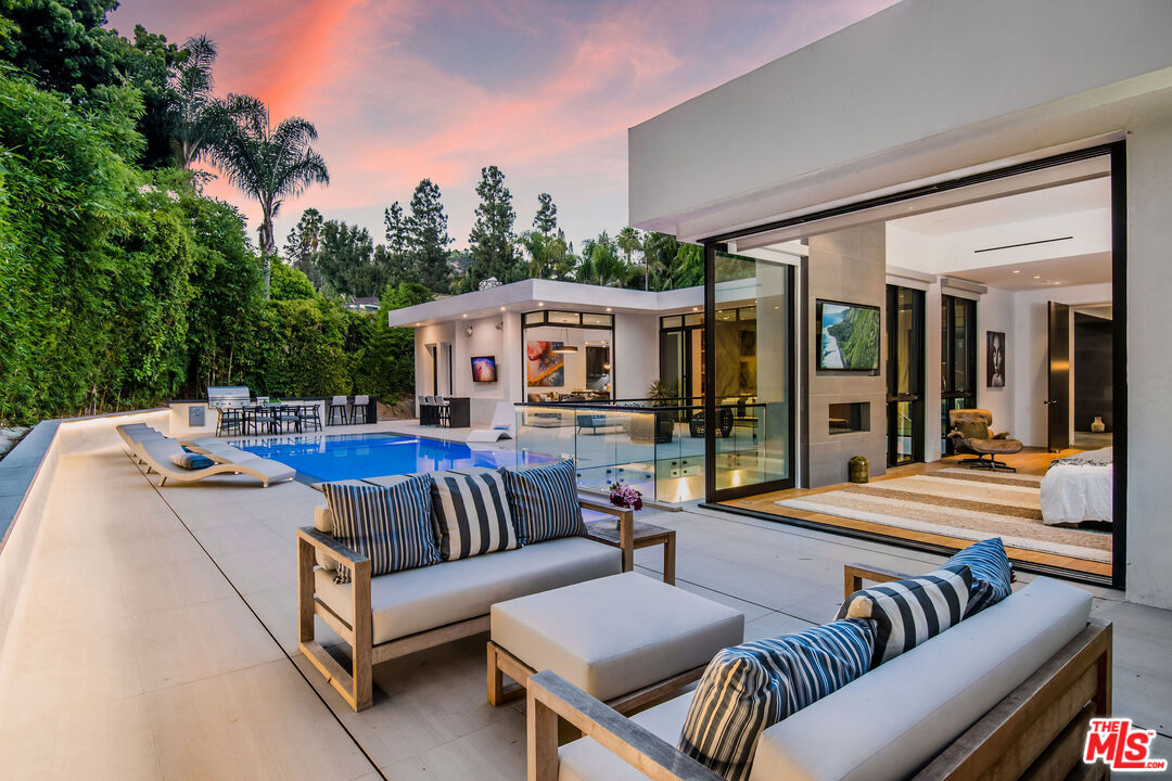 1049 Loma Vista Dr