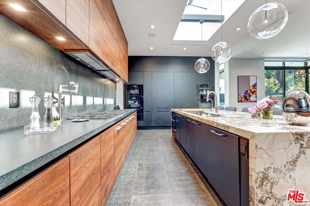 1049 Loma Vista Dr