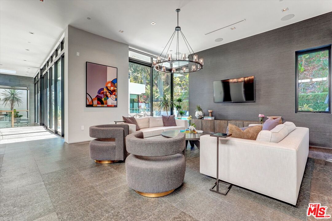 1049 Loma Vista Dr