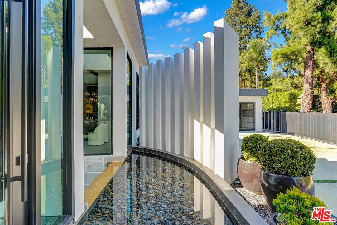 1049 Loma Vista Dr
