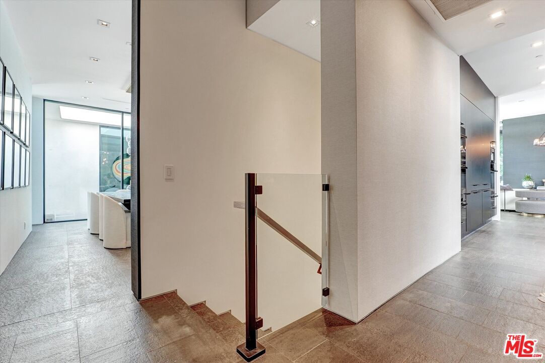 1049 Loma Vista Dr