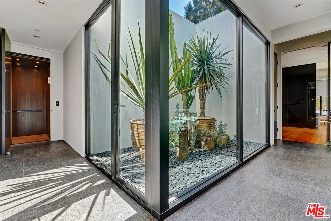 1049 Loma Vista Dr