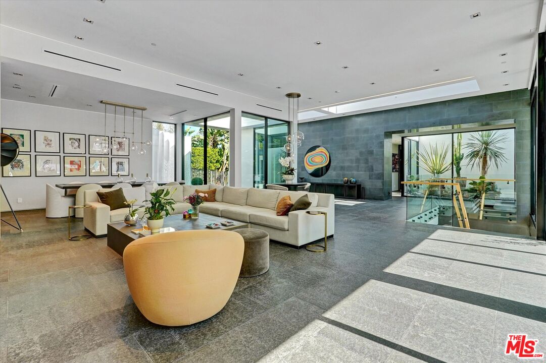 1049 Loma Vista Dr