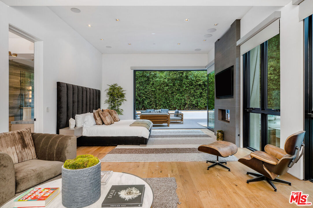 1049 Loma Vista Dr