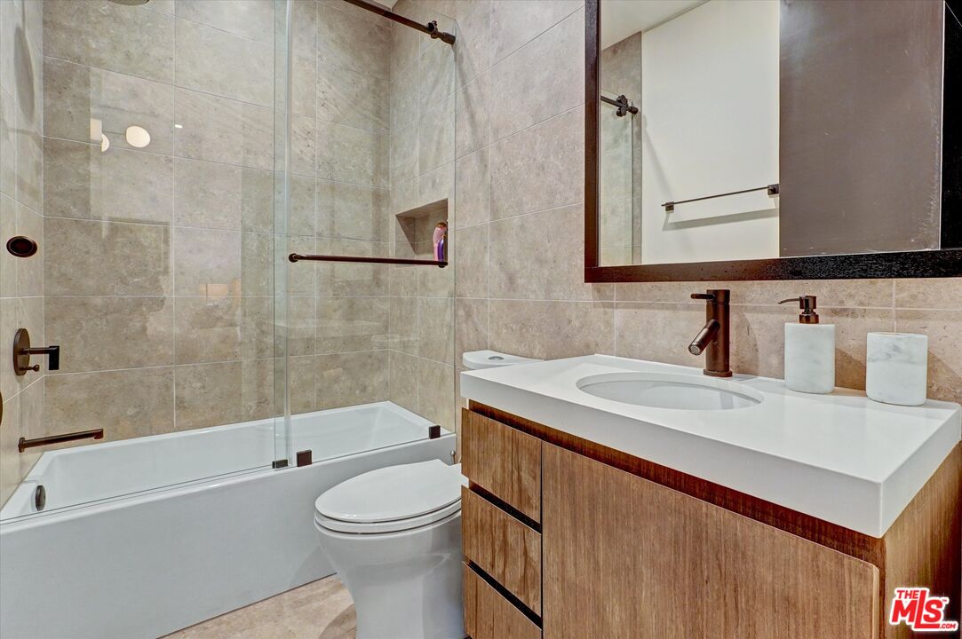 1049 Loma Vista Dr