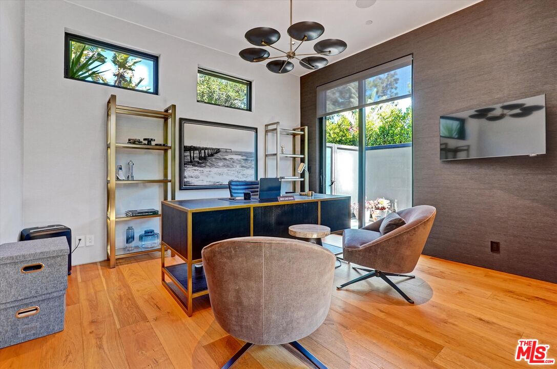1049 Loma Vista Dr