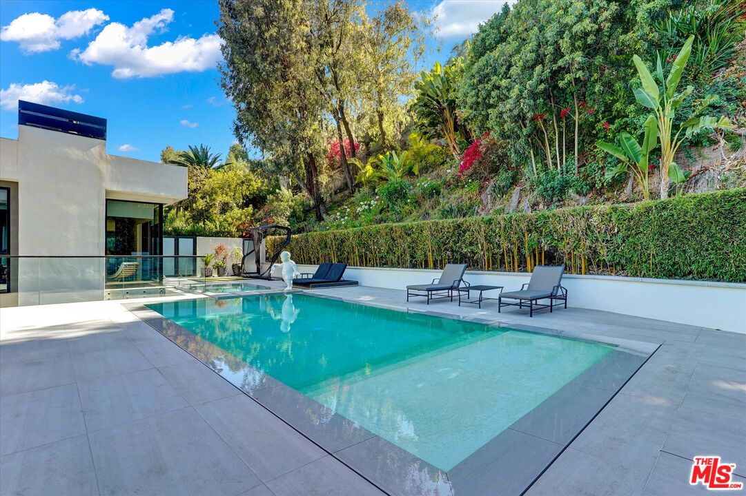1049 Loma Vista Dr